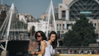 Berlatar belakang kota London, tampak santai dan kasual. Foto: Dok. Instagram/kimbrlyryder