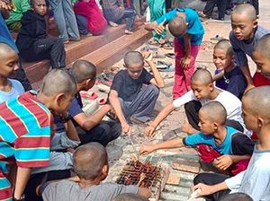 Masih Suasana Idul Adha, Seru Banget Anak-anak Ini Saat Nyate