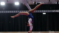 Tim putri Indonesia mengikuti senam balok keseimbangan.