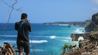 Dari Tanjung Mareha, traveler bisa mengambil foto wide Pantai Bawana dari kejauhan. Tak usah menghabiskan waktu untuk turun ke bawah (Randy/detikTravel)