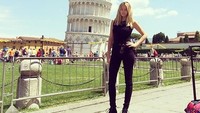 Dengan gaya kasual, Hazzel berfoto dengan latar Menara Pisa di Italia. (keeleyhazell/Instagram)