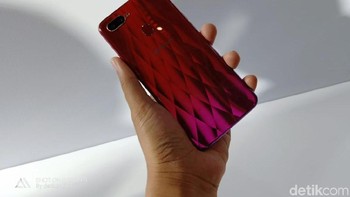 OPPO F9 juga menghadirkan A1 Scene Recognition yang sebelumnya hadir d1 OPPO F7. Teknologl ini dapat mengenali berbagal kondisi fotografl, seperti ketika berada di tempat dengan pencahayaan tinggi maupun rendah, sehingga memudahkan pengguna untuk mengambil foto.  (Foto: detikINET/Adi Fida Rahman)