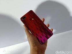 Pesona OPPO F9 yang Menggoda Mata