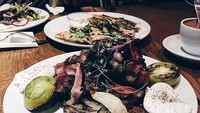 Makan malam di Bandung, Anthony memilih menu sayuran dan daging khas barat. Lengkap dengan cream dan saus. Foto: Instagram @sinisukanthony