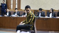 Zumi Zola Zulkifli didakwa menerima gratifikasi total Rp 44 miliar.