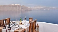 Di restoran Lycabetts Santorini, Anda bisa menikmati salad sayuran segar dengan vinaigrette truffle putih sambil ditemani keindahan Laut Aegea dan pemandangan Yunani yang membuat mata Anda tak berkedip. Foto: Istimewa