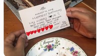 Rupanya tanggal 17 Agustus juga bertepatan dengan ulang tahun sang suami, Mayor Jenderal (Mayjen) Agus Surya Bakti. Bella memberi hadiah plus cake cokelat lezat. Foto: Instagram bellasaphiraofficial