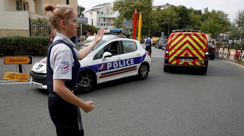 ISIS Mengklaim Dalangi Aksi Penikaman di Pinggiran Paris ISIS Mengklaim Dalangi Aksi Penikaman di Pinggiran Paris