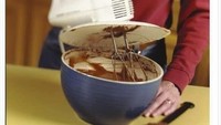 Gunakan piring kertas di atas mixer, untuk menghindari cipratan dari adonan kue. Foto: Istimewa