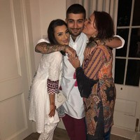 Apalagi Zayn memakai baju koko yang sangat mencerminkan dirinya adalah Islam. Kala itu Zayn memadukan baju koko tersebut dengan celana berwarna merah marun dan sepatu sneakers putih. Foto: Instagram/waliyha.azad