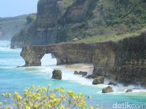 Batu Cincin Pantai Mbawana yang Tinggal Kenangan