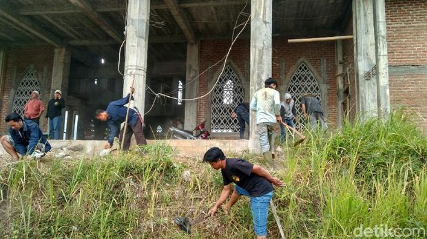 Geliat Warga Selamatkan Masjid Agung Panjalu Ciamis
