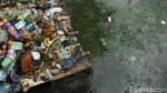 Sampah di Kali Ciliwung Terus Dibersihkan