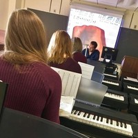 Tiga gadis dalam satu garis, sama-sama berambut cokelat dan pakai sweater merah. Foto: istimewa