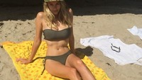 Selain main air, Hazzel juga suka berjemur di pinggir pantai. (keeleyhazell/Instagram)