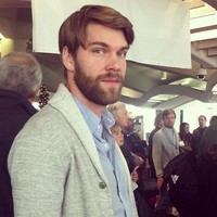 Selera busana pria ini serupa, memilih kemeja biru dan cardigan abu-abu. Bahkan potongan rambut dan janggutnya pun sama. Foto: istimewa