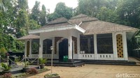 Inilah Makam Prabu Hariang Kencana. Konon, menurut sejarah, Situ lengkong terbentuk dari air zam-zam yang dibawa oleh Raja Panjalu Prabu Boros Ngora dari Timur Tengah. (Dadang/detikTravel)