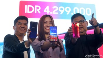 OPPO F9 pun akhirnya lahir di Jakarta. OPPO F9 Sunrise Red dan Twilight Blue bisa dipesan hari ini. Dua edisi ini resmi dijual pada 31 Agustus dengan harga Rp 4,299 juta. Sedangkan edisi RAM 6 GB tersedia pada 15 September, dan versi Starry Purple 20 September 2018. (Foto: detikINET/Ari Saputra)