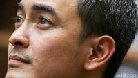 Jaksa menyebut perbuatan Zumi Zola dilakukan bersama 3 orang lainnya yaitu Apif Firmansyah, Asrul Pandapotan Sihotang, dan Arfan.