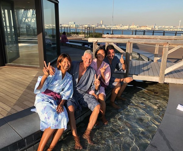 Berasal dari Jepang, Akiko akrab dengan onsen. Dia pun mengajak pelatih serta rekannya mandi di onsen. (Instagram/@akikohaseg)