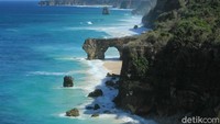 Berjarak sekitar 1,5 hingga 2 jam dari Bandar Udara Tambolaka, Pantai Bawana merupakan destinasi wisata yang paling jauh di Kabupaten Sumba Barat Daya (Randy/detikTravel)