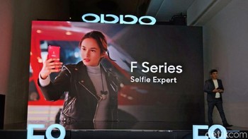 OPPO F9 membawa fitur utama desain yang menawan. Layar yang disebut waterdrop screen, notch minimalis dan screen body ratio yang lega membuat pengguna bisa melakukan banyak hal. (Foto: detikINET/Adi Fida Rahman)