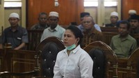 Ini ekspresi Meiliana saat menjalani sidang vonis kasus penistaan agama. Meiliana divonis 18 bulan bui karena mengeluhkan volume suara azan di masjid dekat rumahnya. Saat divonis, Meiliana menangis. Dia dan pengacaranya kemudian mengajukan banding (Foto: ANTARA FOTO/Irsan Mulyadi)