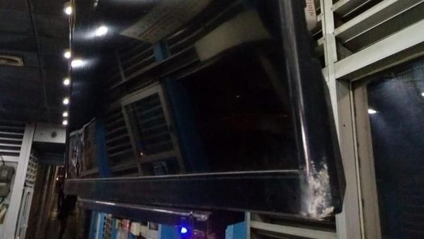 Televisi di Halte Busway Rusak Akibat Tawuran di Menteng Tenggulun