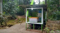 Saat pulang ke Ciamis, Prabu Boros Ngora mendapat oleh-oleh pedang dan air zam-zam di wadah gayung, tapi gayung itu bolong. Setelah sampai di Panjalu, lalu ditumpahkan di lokasi ini luasnya 51 hektar, sehingga menjadi Situ Lengkong Panjalu.  (Dadang/detikTravel)