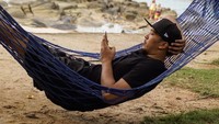 Gayanya saat berada di tepi Pantai Turi di Batam.(arki_wisnu33/Instagram)
