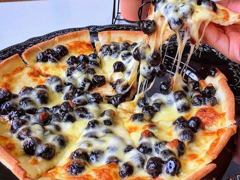 Kafe Ini Bikin Souffle Pancake dengan Topping Boba yang Kekinian