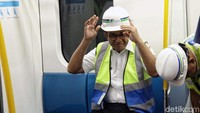 Pada uji coba ini, Anies didampingi oleh Asisten Pembangunan dan Lingkungan Hidup Setda DKI Yusmada Faisal dan Dirut PT MRT Jakarta William P Sabandar.