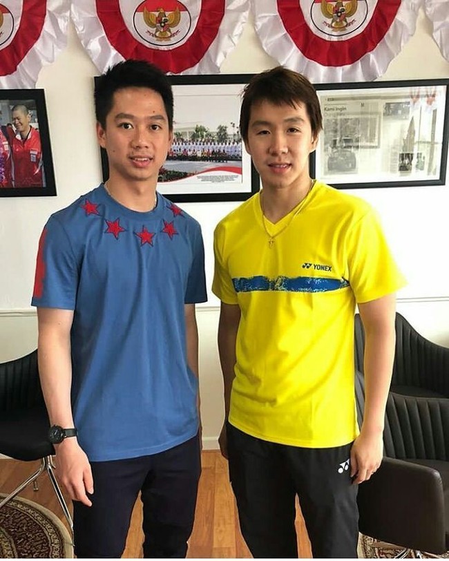 Kevin Sanjaya sepertinya penggemar dari brand Givenchy. Pemain bulutangkis kelahiran 2 Agustus 1996 itu terlihat memakai Givenchy saat datang ke kantor Kemenpora bersama pasangan ganda putranya, Marcus. Kaus Givenchy berwarna biru dengan detail bintang yang dipakainya ini dijual seharga US$ 530. Foto: Instagram