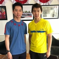 Kevin Sanjaya sepertinya penggemar dari brand Givenchy. Pemain bulutangkis kelahiran 2 Agustus 1996 itu terlihat memakai Givenchy saat datang ke kantor Kemenpora bersama pasangan ganda putranya, Marcus. Kaus Givenchy berwarna biru dengan detail bintang yang dipakainya ini dijual seharga US$ 530. Foto: Instagram