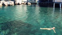 Liburan ke Italia, Hazzel tak lupa mampir untuk berenang di Sorrento Amalfi Coast. (keeleyhazell/Instagram)