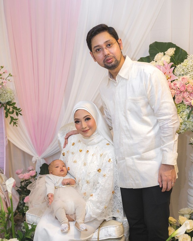 Sebelumnya, Nurul bekerja sebagai pramugari. Ia baru memutuskan untuk berhijab setelah menikah dengan Dion Muharram, kakak Dian Pelangi. Foto: Instagram/nuurulzafitra