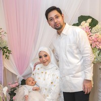 Sebelumnya, Nurul bekerja sebagai pramugari. Ia baru memutuskan untuk berhijab setelah menikah dengan Dion Muharram, kakak Dian Pelangi. Foto: Instagram/nuurulzafitra