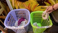 Tak hanya itu, pengunjung juga wajib mengelap kakinya dengan handuk khusus untuk menjamin kaki mereka benar-benar bersih saat hendak masuk ke kolam. Foto: Le Quan (Zing)