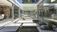 Banyak dinding kaca terdapat di rumah ini, terutama yang menghubungkan satu ruangan dengan ruangan lain. Istimewa/mansionglobal.com