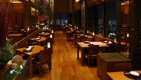 Mampir ke Kozue di Park Hyatt, Tokyo bisa melihat cantiknya pemandangan kota Jepang dan Gunung Fuji. Yang wajib dipesan adalah aneka hotpots gaya rumahan seperti kerang. Foto: Istimewa