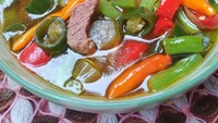 Waaah! Asem-asem daging yang ini terlihat warna-warni dan segar. Sumber asamnya berasal dari belimbing wuluh. Foto : instagram @antie_clementia