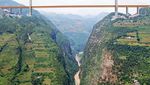Membelah Gunung dan Lembah, Jembatan Ini Bikin Tahan Napas!