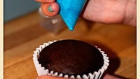 Jika tidak punya piping bag, bisa menggunakan plastik gula untuk menghias kue dengan krim. Caranya cukup gunting bagian ujung plastik. Foto: Istimewa