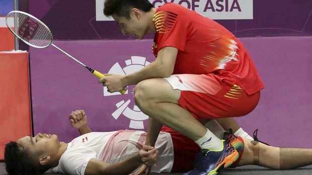 Anthony Ginting mengalami cedera saat menghadapi Shi Yuqi di partai pertama.