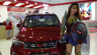 Angel Aline (25) rela berpenampilan Wonder Woman demi mengaet pasar mobil wuling pada GIIAS yang digelar di Makassar. Foto: Ibnu Munsir/detikOto