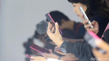 Setelah prosesi kelahiran OPPO F9 selesai, maka media dan tamu undangan pun bisa menjajalnya di tempat yang disediakan. Begini suasananya yang sangat ramai. (Foto: detikINET/Ari Saputra)