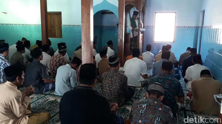 Menengok Aliran Thoriqot Syathoriyah di Magetan Salat Id Hari Ini Menengok Aliran Thoriqot Syathoriyah di Magetan Salat Id Hari Ini