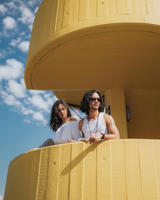 Dalam beberapa foto, Kimberly Ryder dan Edward Akbar pun memakai busana couple karena bertema serasi. Tak perlu persisi sama mereka hanya menyesuaikan warna dan material busana. Foto: Dok. Instagram @kimbrlyryder