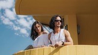 Ia pun lakukan foto prewedding dengan konsep yang unik. Konsepnya pun tak seperti kebanyakan orang. Keduanya tampak santai saat lakukan foto prewedding. Bahkan sang kekasih, hanya enakkan pakaian dalam. Foto: Dok. Instagram/kimbrlyryder