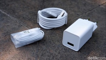 Aksesori yang disertakan Oppo di dalam paket penjualan. Foto: Adi Fida Rahman/detikINET